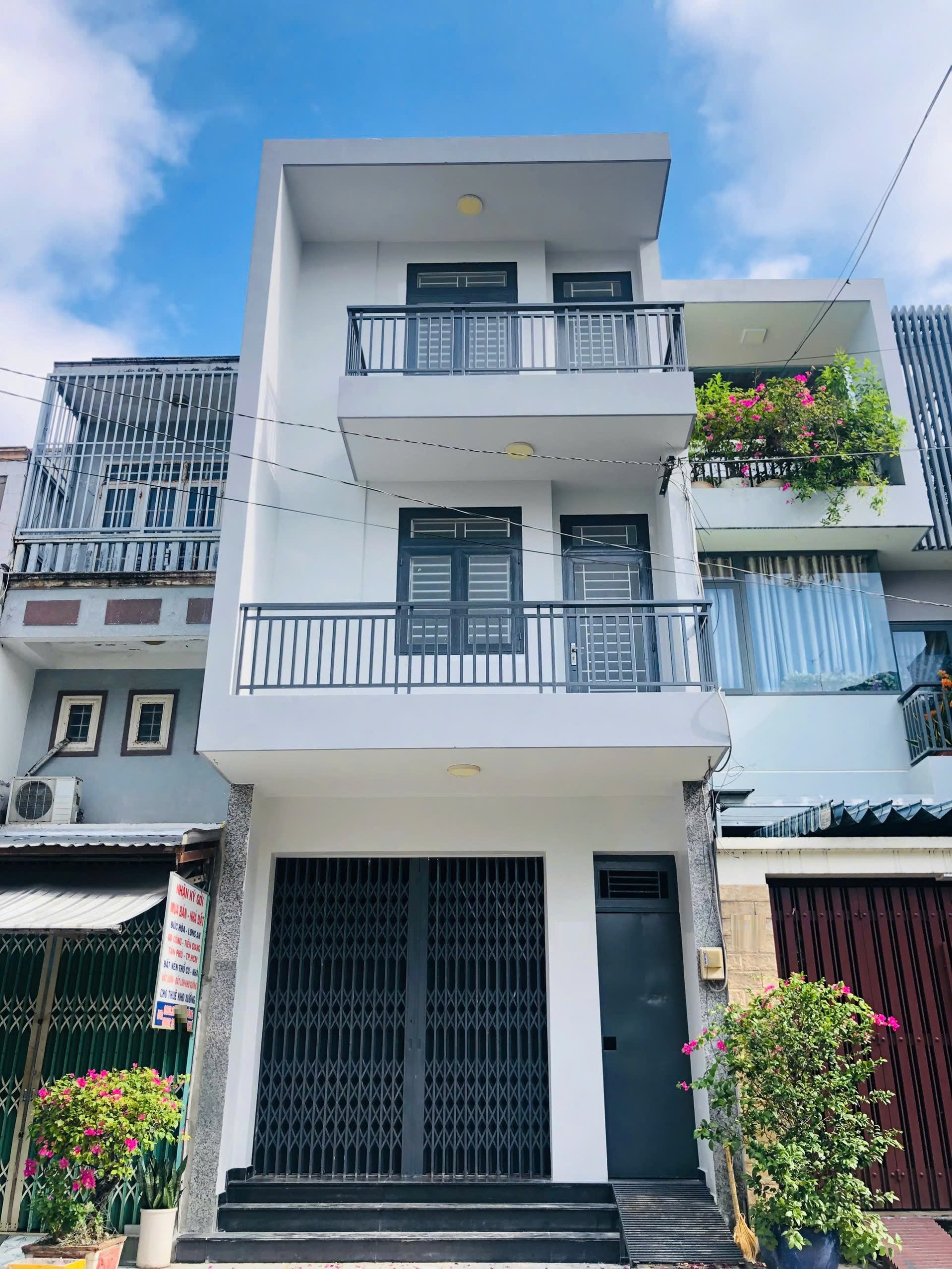 Mặt tiền đường 14m Lê Niệm, DT: 4.6mx18.5m, đúc 3 tấm, giá: 9.9 tỷ TL