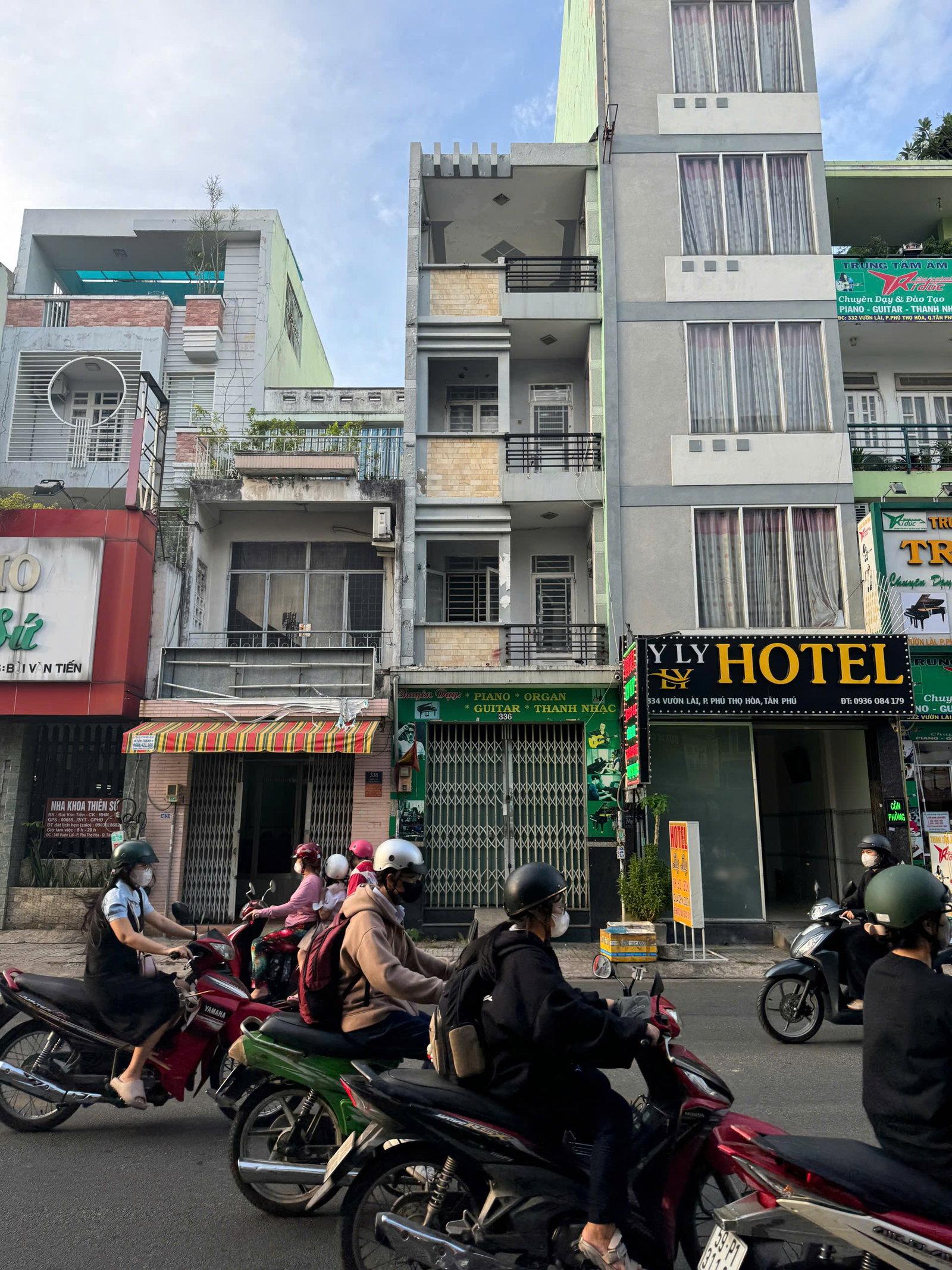 Nhà mặt tiền Vườn Lài, phường Phú Thọ Hoà, quận Tân Phú. (DT: 4x16.5m Cấp 4). Giá: 13.5 tỷ