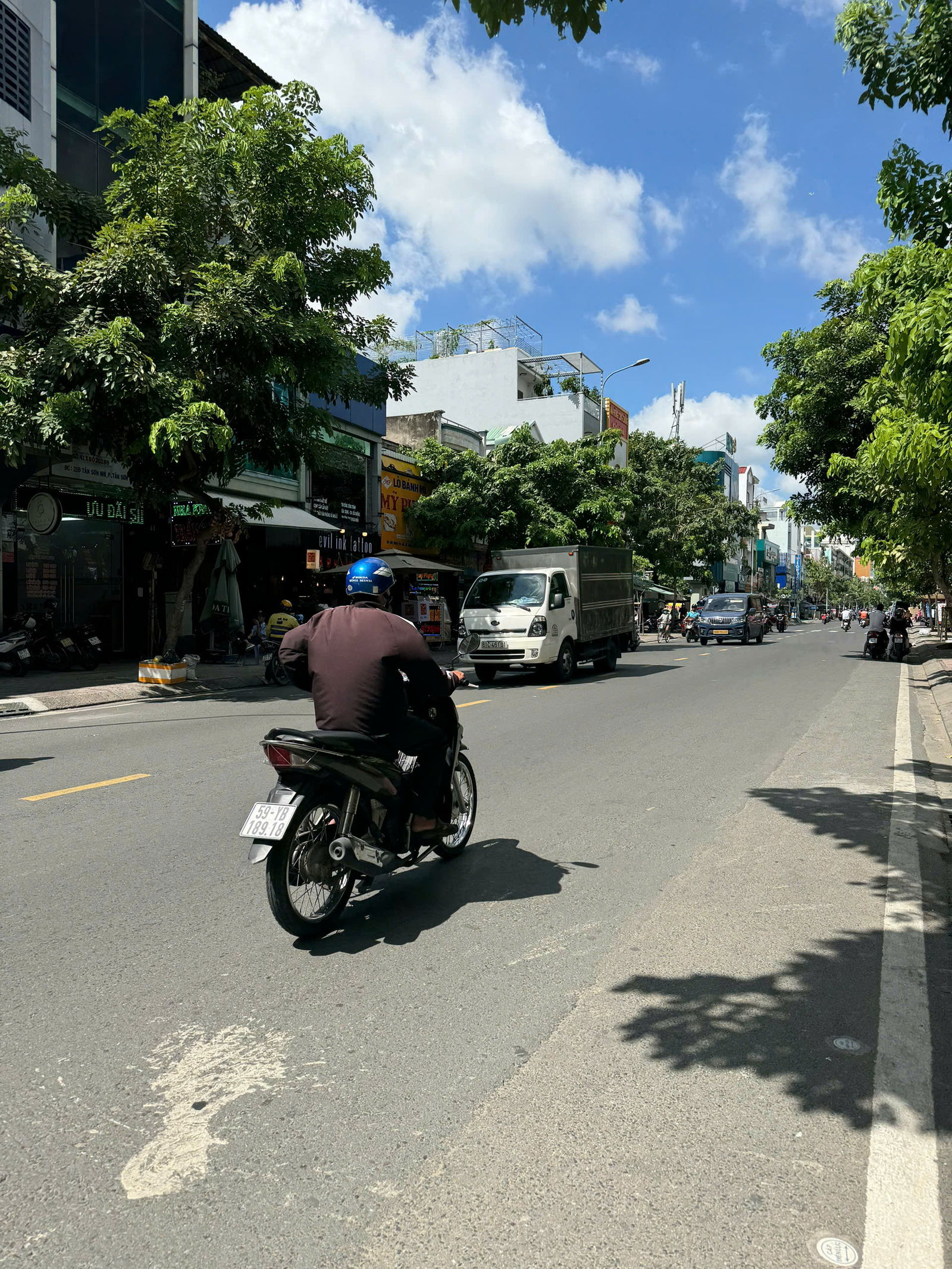 Bán nhà mặt tiền Đường Tân Sơn Nhì.DT 4,2x24,5m, 2 lầu .Giá 20,7 tỷ TL, Vị trí đẹp