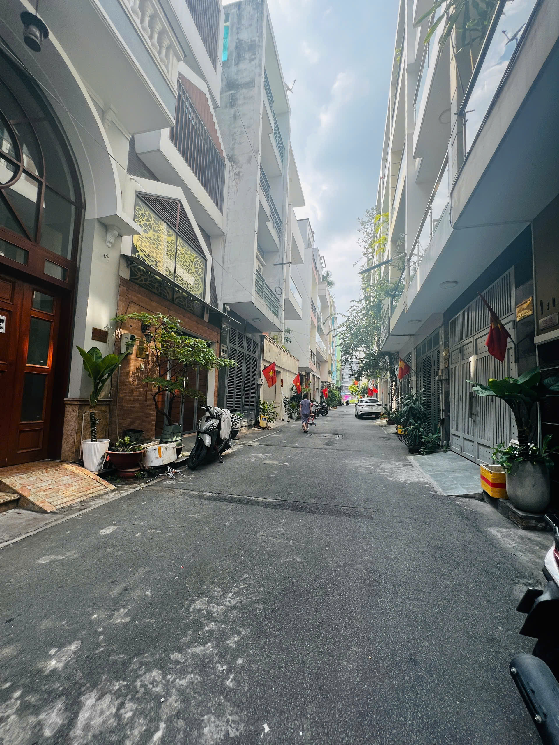Bán nhà H8M Bờ Bao Tân Thắng, 4x15m, 3 lầu kiên cố, giá 9.2 tỷ LH 093601425