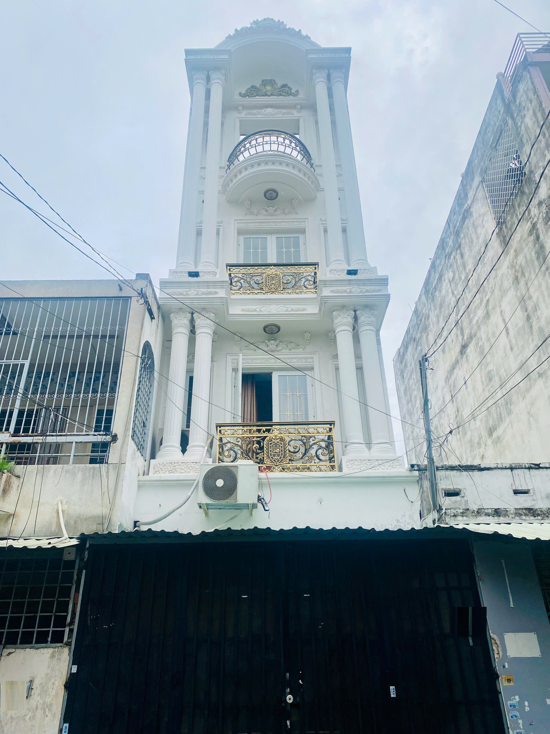 Nhà hẻm 8m thông P. Tân Sơn Nhì, DT: 4x15m, 3 lầu. Ngay công viên, cách Aeon 500m. Giá: 9.4 tỷ TL