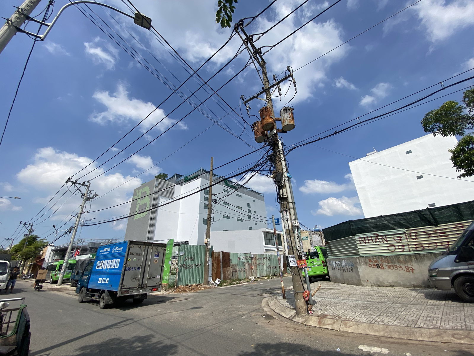 - Bán nhà nát căn góc Mặt tiền Nguyễn Trọng Quyền - Tân Phú: (6x18.5m), giá 11.8 tỷ