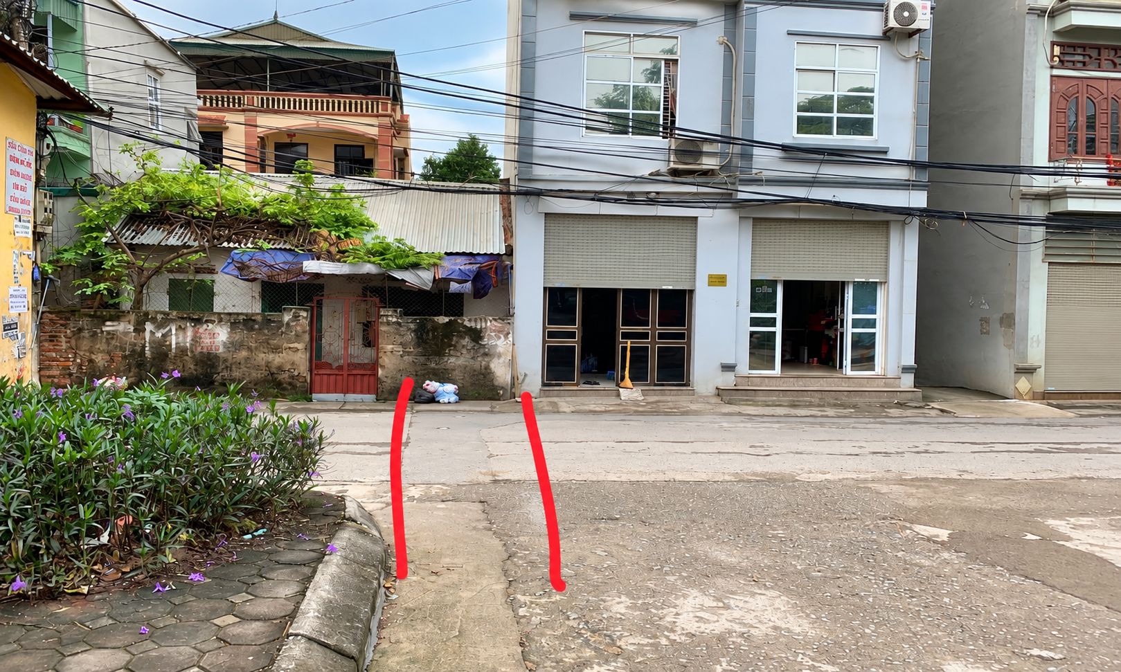 Nhà có đường đâm vào cửa chính có nên mua không?