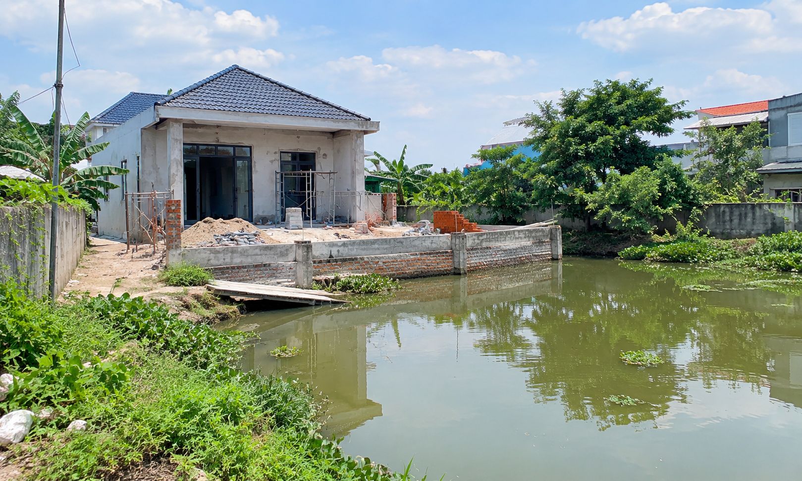 Xây nhà trên đất ao có bị phạt không?