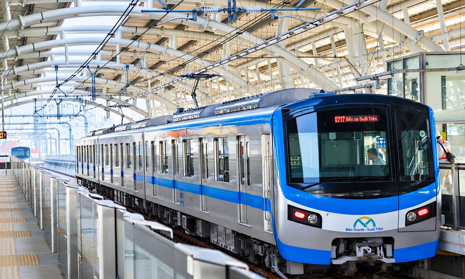 Từ 15/10, người dân có thể mua vé Metro số 1 qua VNeID