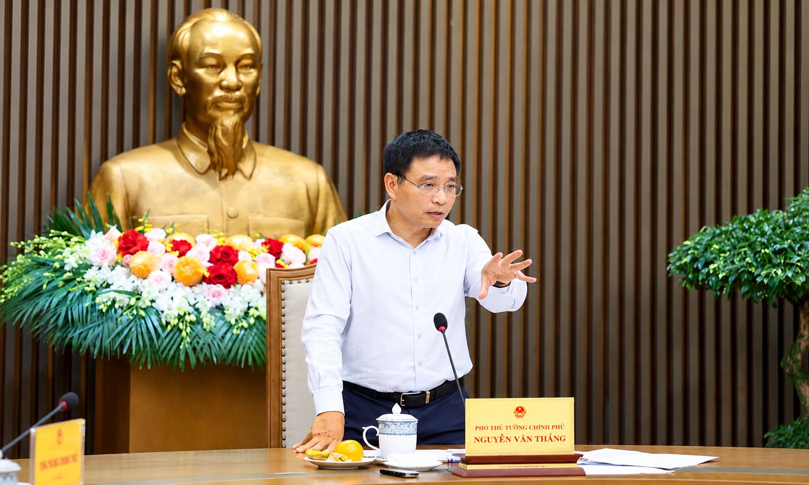 Chính phủ yêu cầu giảm lãi suất cho vay, hỗ trợ người dân và doanh nghiệp